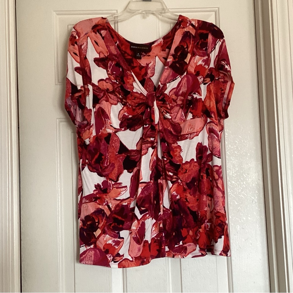 Dana Buchman Red & Pink Floral Twist-Front Short Sleeve Top